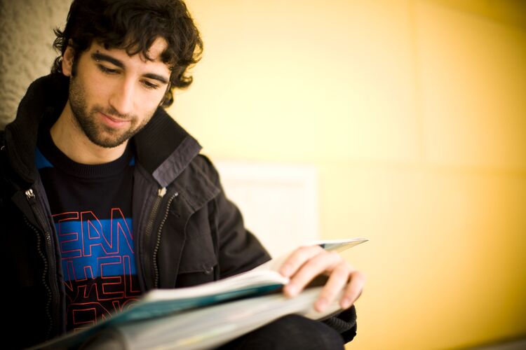 A Spanish student reading a book