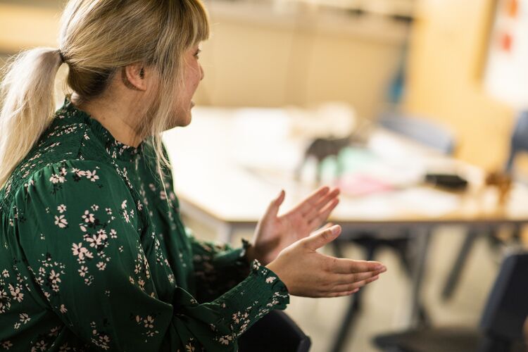 a teacher clapping her hands